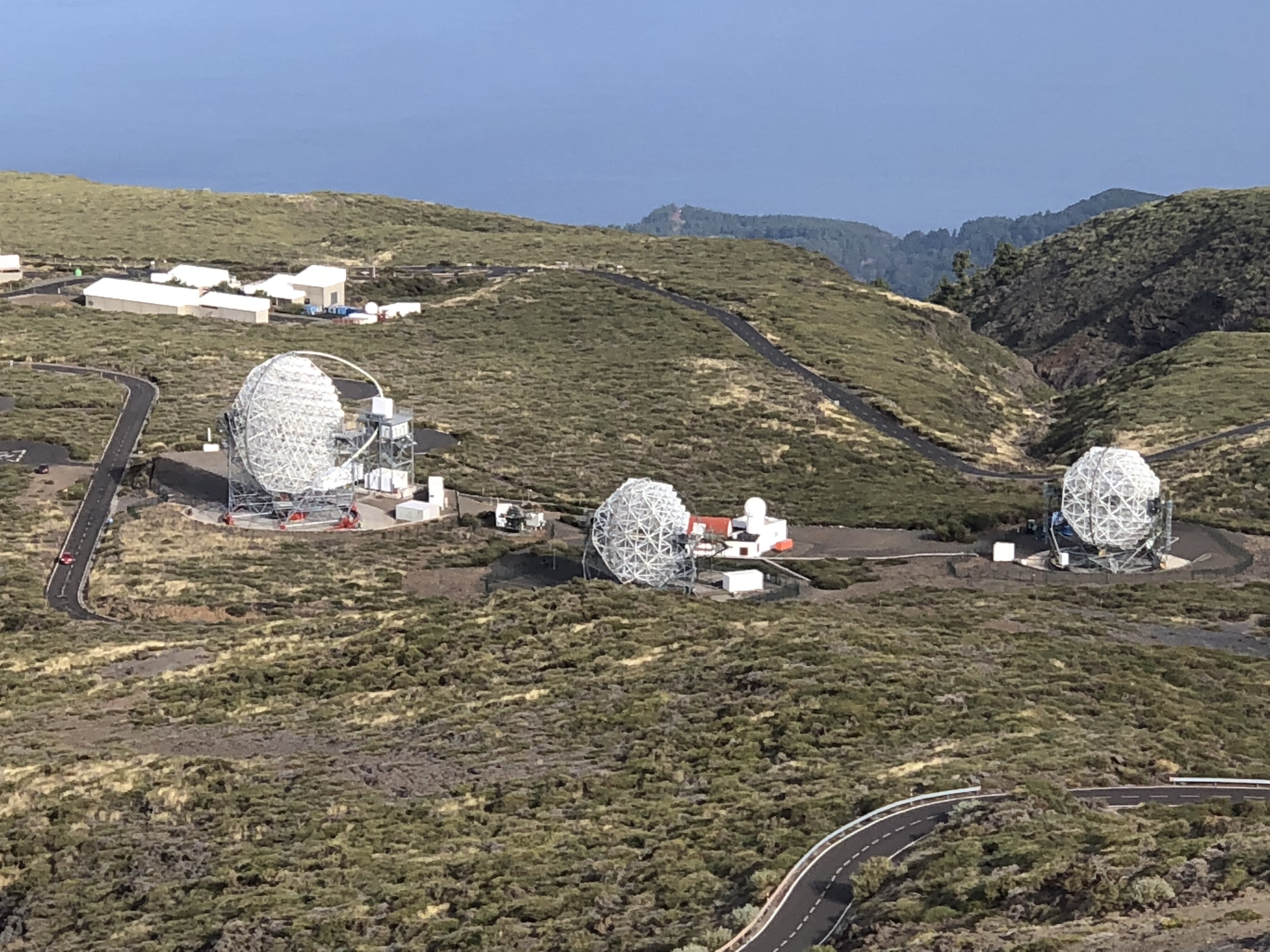 Slika 3: Observatorio del Roque de los Muchachos s teleskopima (s lijeva na desno) LST-1, MAGIC 1, MAGIC 2. Autor: K. Berger